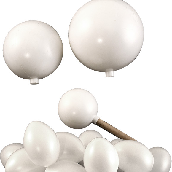 Kunststoffeier und Gartenkugeln