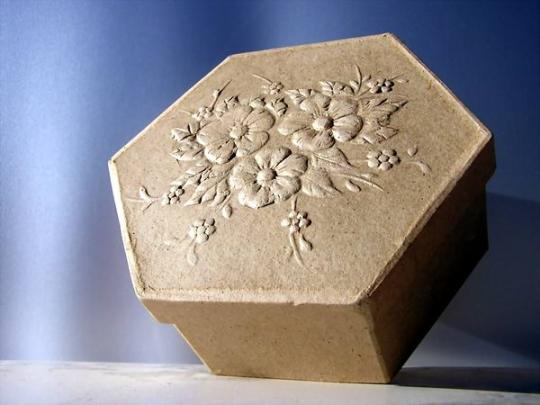 Relief-Dose Blumen secheckig 